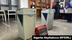 Талас шаарындагы шайлоо участогундагы иштебей калган урна.