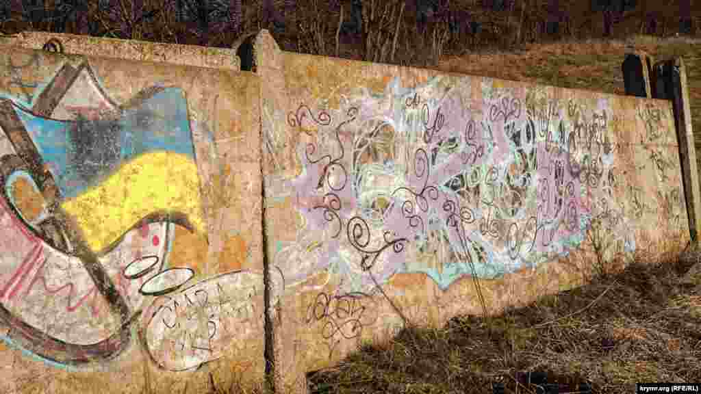 Arbiy şeerçikniñ mesken binaları yanındaki merdivende