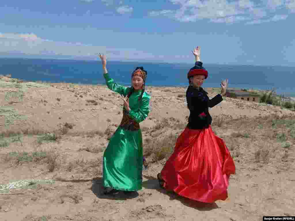 Творческие коллективы продемонстрировали гостям танцы разных народов.