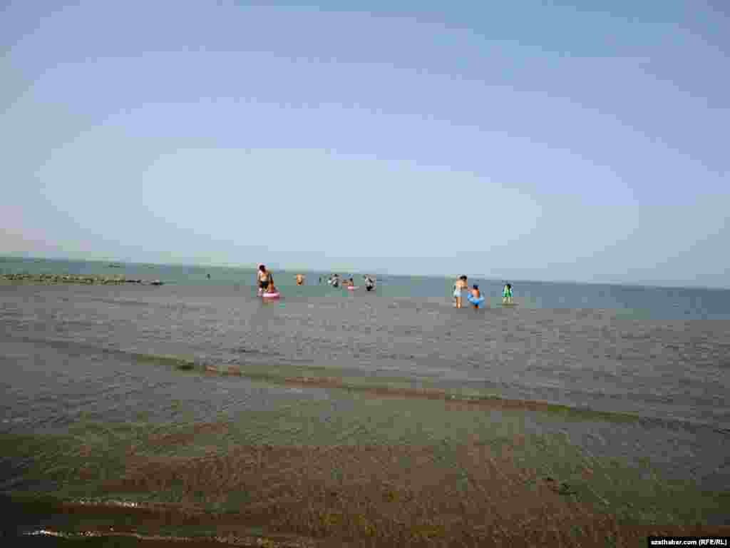 Hazar şäherçesiniň deňiz kenarynda 