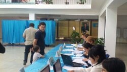 Голосование на избирательном участке № 515 в Наурызбайском районе Алматы. 26 апреля 2015 года.