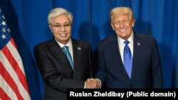 Qazaxıstan prezidenti Kasım-Jomart Tokayev və ABŞ prezidenti Donald Tramp