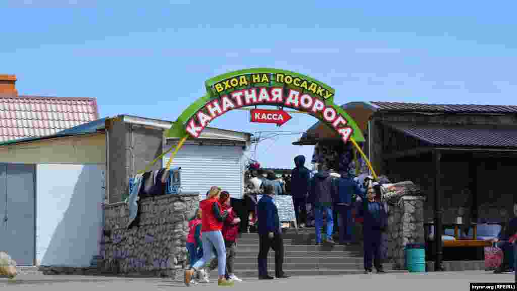 Alat yolunıñ yuqarı stantsiyası 1153 metr yüksekligindedir