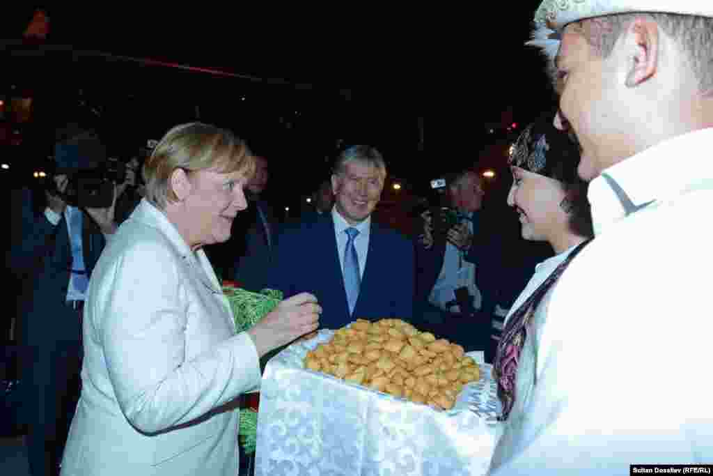 Самолет с германским лидером на борту совершил посадку в аэропорту &laquo;Манас&raquo; сегодня, 13 июля, около 23:30 часов вечера. У трапа воздушного судна Ангелу Меркель встретил президент Алмазбек Атамбаев.