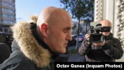 Охоронець політика Келіна Джорджеску Гораціу Потра залишає суд у місті Плоєшті