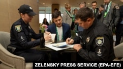 Поліцейські оштрафували кандидата у президенти Володимира Зеленського за демонстрацію на камери бюлетеня під час голосування, що є порушенням виборчого законодавства. Київ, 21 квітня 2019 року 