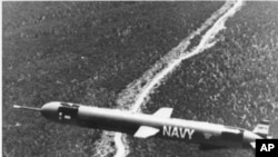 یک نمونهٔ اولیه از موشک تاماهاوک که در سال ۱۹۷۶ بر فراز نیومکزیکو آزمایش می‌شد<br><br>تاماهاوک در دههٔ ۱۹۷۰ و در بحبوحۀ تنش‌های جنگ سرد با اتحاد جماهیر شوروی توسعه یافت. این موشک کروز برای پرواز در مسافت‌های طولانی طراحی شده است، به‌گونه‌ای که در ارتفاعی پایین پرواز کند تا از دید اکثر رادارها فرار کند و در عین حال سرعتی نزدیک به سرعت یک هواپیمای مسافری داشته باشد.