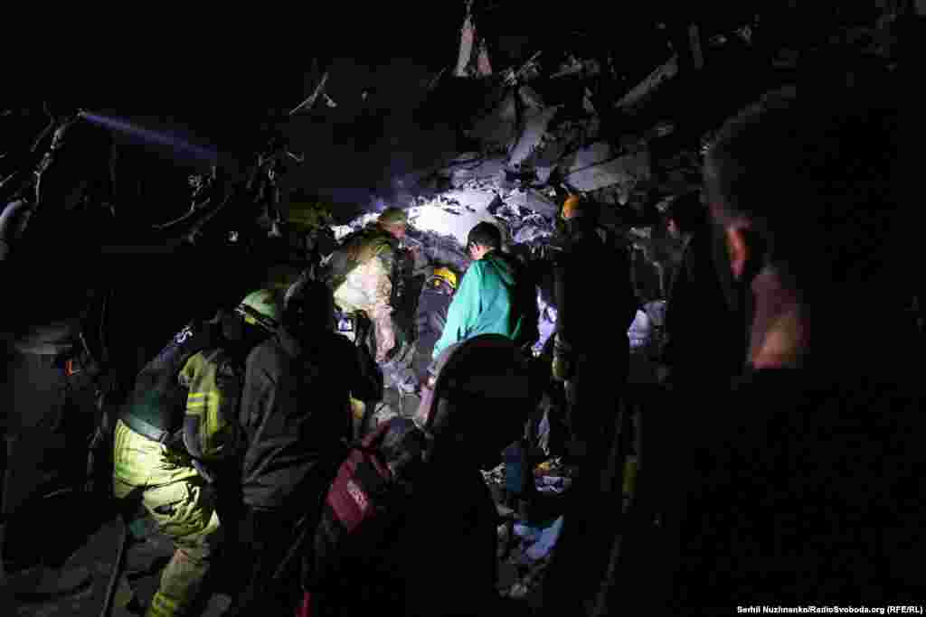 «Залучені інженерні сили, верхолази ДСНС, пошукові собаки. З-під руїн чути телефонні дзвінки – пошуки триватимуть, доки не переконаються, що вже дістали всіх. Є інформація про двох дітей, яких досі не можуть знайти на місці події. Також поліцейські обходять квартири у найближчих будинках, перевіряють стан людей», – йдеться в повідомленні міністра внутрішніх справ Ігоря Клименка