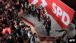 Германиядагы Социал-демократиялык партиясынын башкы штабындагы шайлоо жыйынтыгы жарыялангандан кийинки көрүнүш, 26-сентябрь 2021-жыл. 