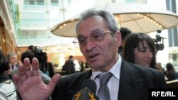 Часть оппозиции требует, чтобы в проекте конституции возможность президента стать премьер-министром была каким-либо образом исключена. Однако председатель коституционной комиссии говорит, что никому нельзя запрещать участвовать в выборах 