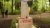 На мюнхенському цвинтарі Вальдфрідгоф невідомі вчинили акт вандалізму над могилою провідника ОУН Степана Бандери. (Фото Адрія Куцана, члена родини Степана Бандери, його зятя)