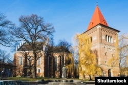 Костел святого Варфоломія кінця XIV–XVI століть в місті Дрогобичі Львівської області. Праворуч на фото – вежа костелу. Костел є історико-архітектурною пам'яткою національного значення. Входить до переліку 15 містичних та таємничих храмів України