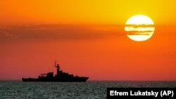 Вид на патрульний корабель британського королівського флоту OPV «Трент» у Чорному морі в променях вечрнього сонця, 8 липня 2021 року, Під час маневрів «Сі Бриз 2021»