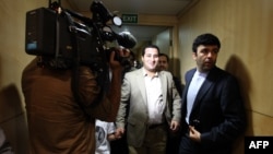 امیری (وسط تصویر) در زمان استقبال از او هنگام بازگشت به ایران؛ چندی بعد بازداشت و در میانه مرداد ماه خبر اعدام او تائید شد