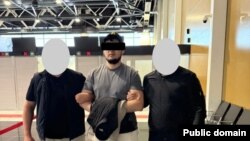 Мунарбек Сайпидинов Кыргызстанга алынып келди. ИИМ тараткан сүрөт.