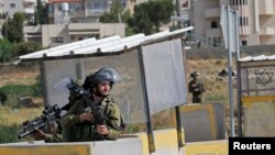 سربازان اسرائیلی در نزدیکی الخلیل در کرانه باختری، ۱۳ مه ۲۰۲۰