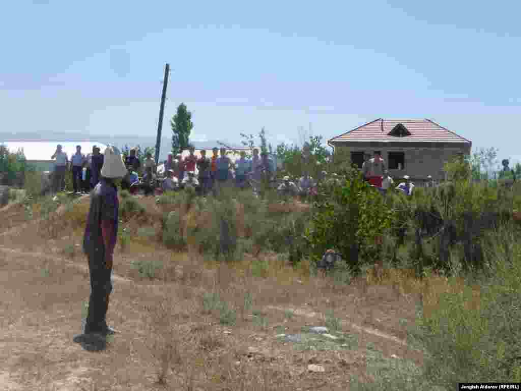 Чек арадагы айыл.