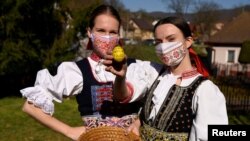 (ілюстраційне фото: Великодні писанки на тему COVID-19, Словаччина, село Соблагов, 7 квітня 2020 року)