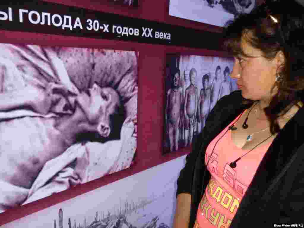 Vera Mihodenko, a resident of Dolinka, reads about the victims of the 1930s famine that killed hundreds of thousands.&nbsp;