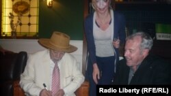 Аво Увезян (слева) и Андрей Макаречич на вечере в одном из сигар-клубов Москвы, 18 мая 2011 г.