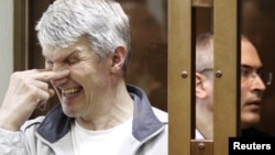 Михайло Ходорковський (праворуч) і його діловий партнер Платон Лебедєв на лаві підсудних під час судового засідання в Москві, 2011 рік
