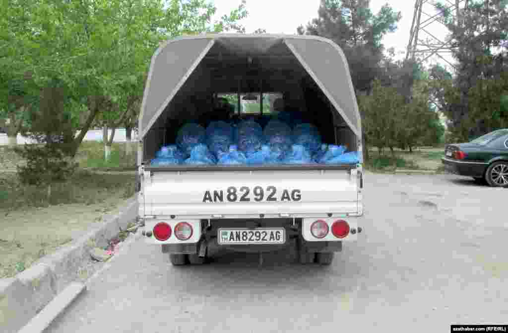Aşgabatda agyzsuwy satýan ulag