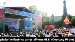 Над сцэнай надпіс «Ад Полацка пачаўся сьвет». Фота з сайту Фонду культурных ініцыятываў прэзыдэнта Расеі Ўладзіміра Пуціна