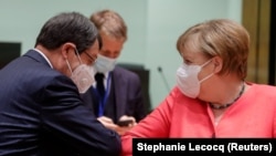 Կիպրոսի նախագահ Նիկոս Անաստիադեսի և Գերմանիայի կանցլեր Անգելա Մերկելի «կարանտինային ողջույնը», Բրյուսել, 17 հուլիսի, 2020թ.