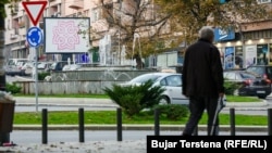 Një burrë duke ecur në një rrugë në Mitrovicën e Veriut, qyteti i banuar me shumicë serbe në veri të Kosovës, tetor 2024.