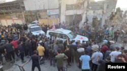 Автомобілі Червоного Хреста перевозять заручників, яких понад два роки утримували в Газі, після їх передачі в рамках угоди про припинення вогню і обмін заручниками і в’язнями між «Хамасом» та Ізраїлем, Газа, 13 жовтня 2025 року