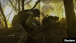 Військовий 108-ї окремої бригади територіальної оборони веде вогонь із гармати польової гармати Д-44 на Запоріжжі, березень 2025 року