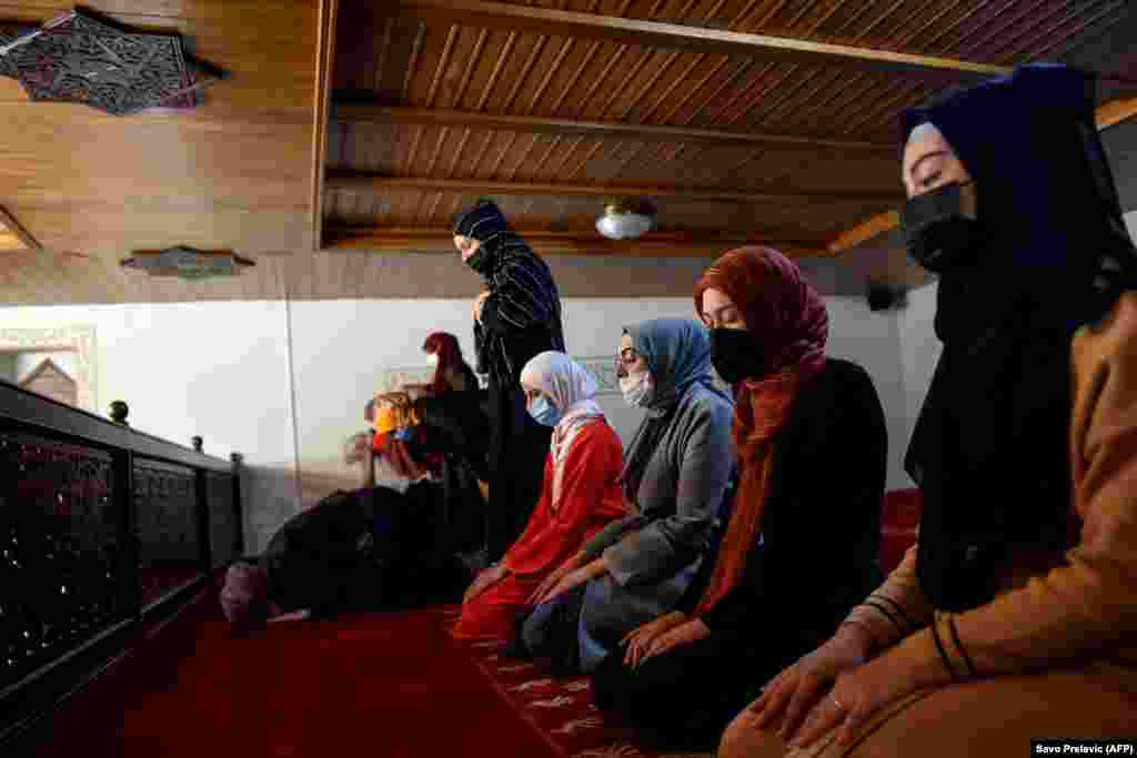 Мусульмане возносят молитвы в первую ночь Рамазана в мечети Османагича в столице Черногория. 12 апреля 2021 года.