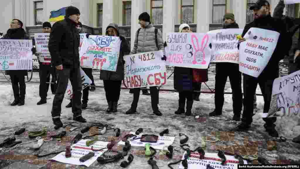 Під стінами Верховної Ради України під час погоджувальної ради громадські активісти провели акцію &laquo;Депутати, альо!&raquo; із вимогою ухвалити законопроект №4812. Проект закону № 4812, що надає Національному антикорупційному бюро України законодавчу можливість за рішенням суду самостійно знімати інформацію з каналів зв&rsquo;язку, 14 листопада 2016 року ДИВИТИСЬ ФОТОГАЛЕРЕЮ