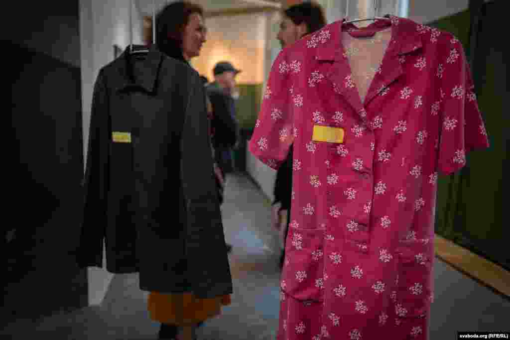 Турэмнае адзеньне беларускіх палітвязьняў з жоўтай біркай, якой рэжым Лукашэнкі пазначае пратэстоўцаў