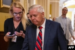 Сенатор США, республіканець від Південної Кароліни Ліндсі Грем залишає залу засідань Сенату в Капітолії США у Вашингтоні, округ Колумбія, 30 червня 2025 року