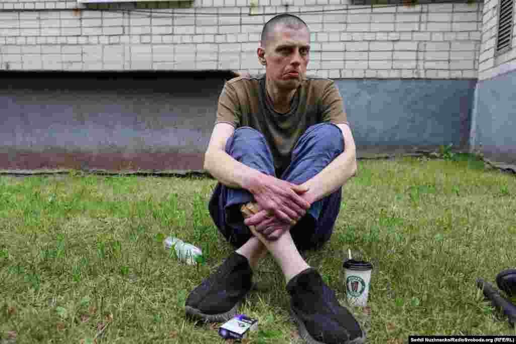 33-річний Юрій пробув у полоні 1,5 роки. Після звільнення чоловік дізнався, що його батько помер, так і не дочекавшись повернення сина