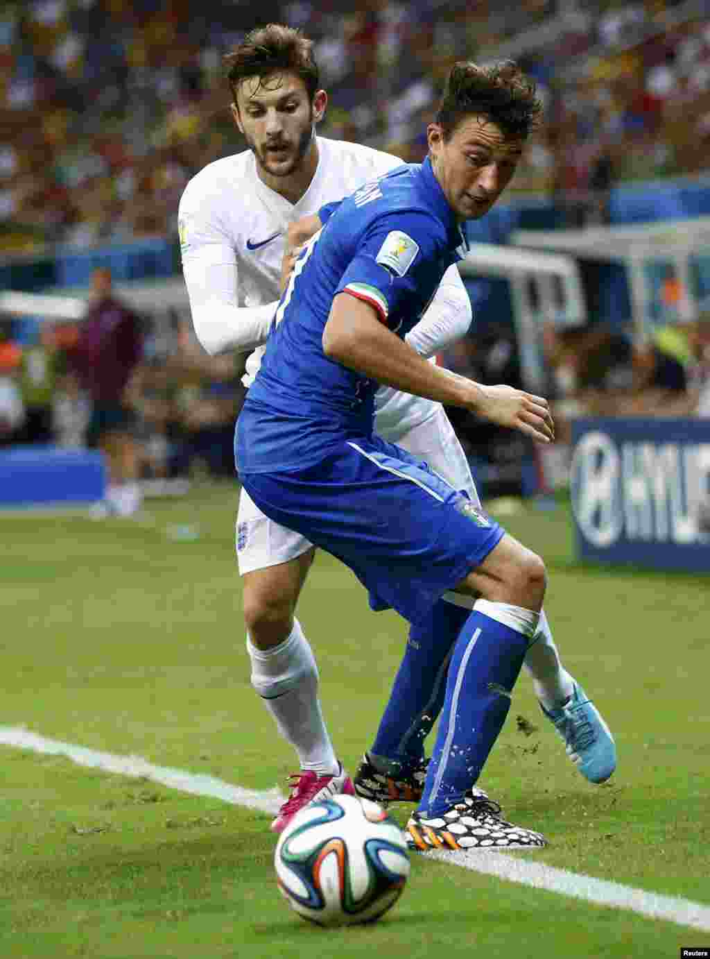 Маттео Дармиани итолиёвӣ (аз пеш) барои гирифтани туб бо Лейтон Бианеси англис мубориза мебарад.