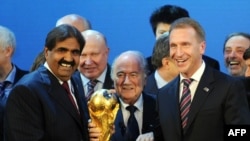 Емір Катару Хамад бін Халіфа ат-Тані, президент ФІФА Зепп Блаттер і заступник голови уряду Росії Ігор Шувалов після рішення про надання Росії і Катару права проведення Кубків світу з футболу 2 грудня 2010 року
