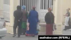 В ожидании открытия магазина. Туркменистан (иллюстративное фото) 