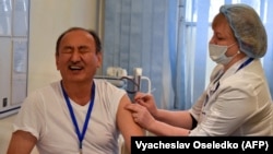 Биринчи болуп саламаттык сактоо жана социалдык өнүктүрүү министри Алымкадыр Бейшеналиев вакцина алган.