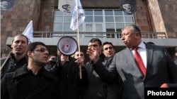 Ճարտարագիտականի ռեկտորը պահանջում է «Դեմ եմ»-ի ակտիվիստներին հեռանալ բուհի տարածքից, 20-ը փետրվարի, 2014