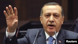 Türkiýäniň premýer-ministri Rejep Taýýyp Erdogan türk parlamentiniň oňünde eden çykyşynda Fransiýanyň senatynyň kabul eden täze kanun taslamasyny berk ýazgardy. Ankara, 24-nji ýanwar, 2012.