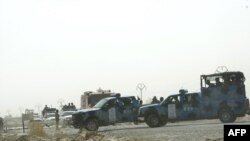 نیروهای پلیس عراق در خارج از اردوگاه اشرف