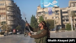 یکی از افراد گروه‌های شورشی مخالف بشار اسد در مرکز شهر حلب