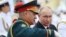 Президент России Владимир Путин и министр обороны РФ Сергей Шойгу (справа налево) 