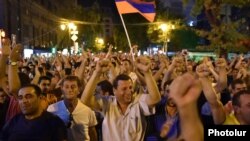 Armenia - Armenians march in Yerevan in support of opposition gunmen occupying a police station, 26Jul2016.