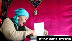 Референдумда овоз бераётган аёл.