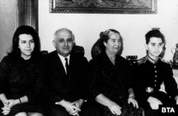 Семейството на Тодор Живков през 1966 г. От ляво надясно: дъщерята Людмила, Тодор Живков, съпругата Мара Малеева и синът Владимир Живков. Още не са родени децата на Людмила Живкова - Евгения от първия брак и Тодор от втория.