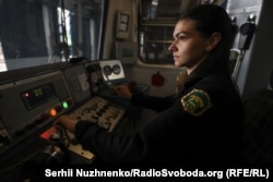 Перша машиністка Київського метро Катерина Єсипчук у потязі