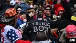 Прихильники президента США Дональда Трампа за день до інавгурації чекають на мітинг перемоги. Вашингтон, 19 січня 2025 року